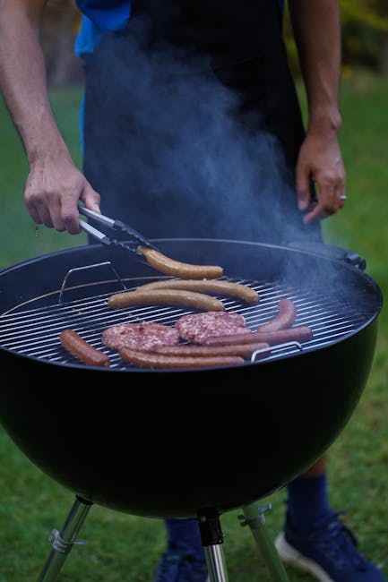 Mesa larga en una ciudad grande para compartir asado