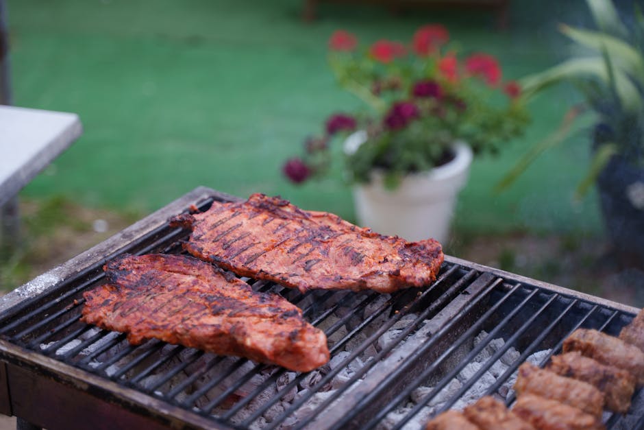 Invitados llegando a una mesa de asado