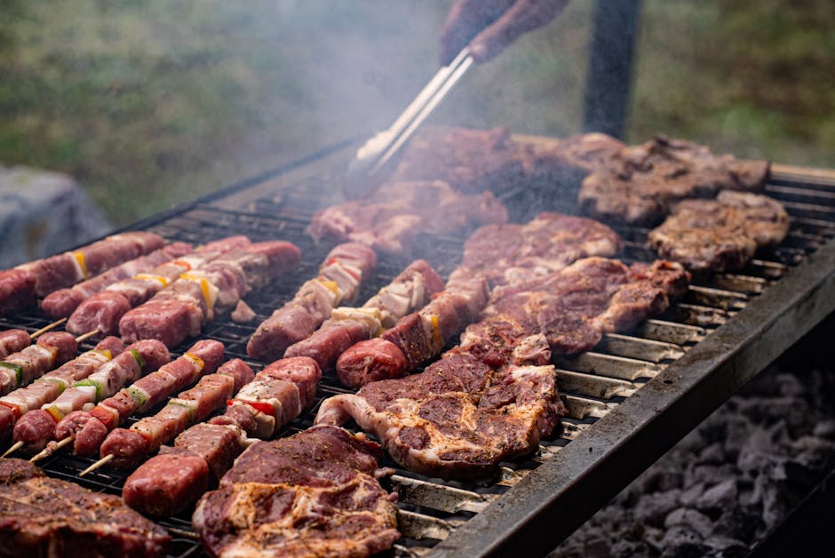 Asado compartido servido en una mesa larga