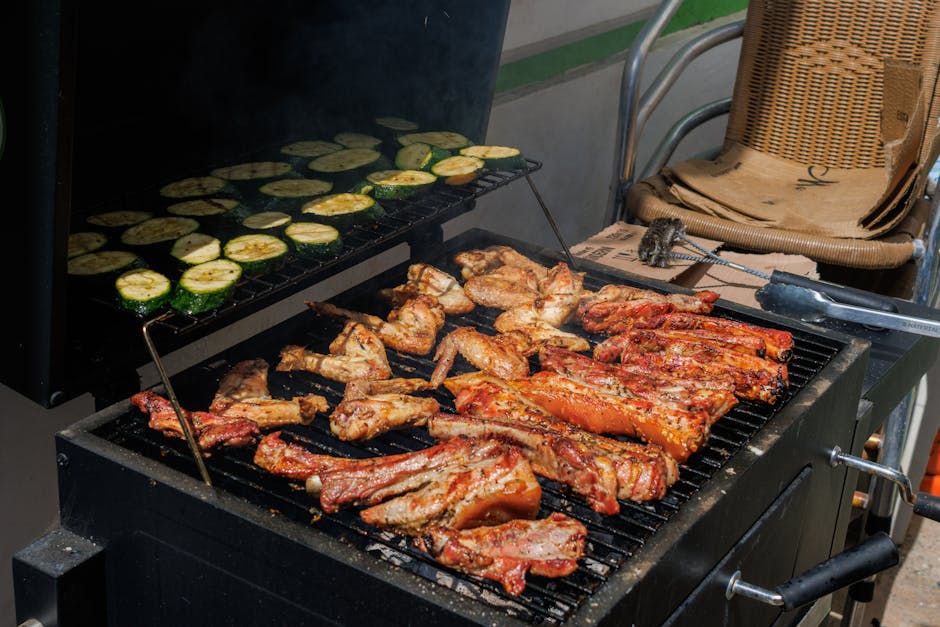 Mesa al aire libre con comida y copas